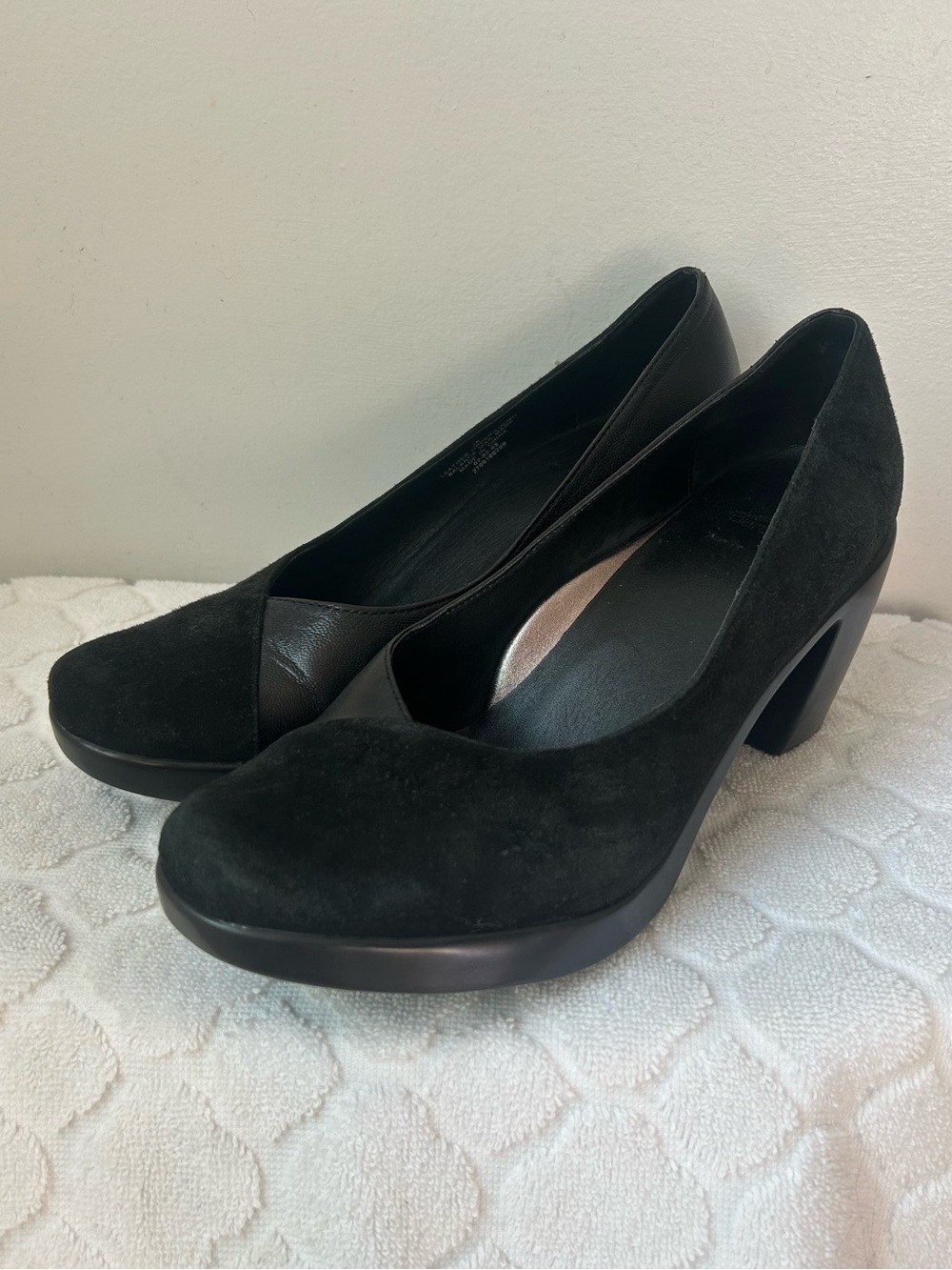 Dansko Black Leather and Suede Block Heel Pumps Women's Dress Shoes Size 38
